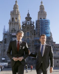 El ministro de Fomento, Íñigo de la Serna, con el presidente de la Xunta, Alberto Núñez Feijóo, en la plaza del Obradoiro en Santiago. EFE/Lavandeira jr
