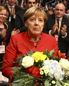 La canciller alemana, Angela Merkel, tras ser reelegida presidenta de la Unión Cristianodemócrata (CDU) con un 89,5% de los votos, en el congreso federal en Essen. REUTERS/Kai Pfaffenbach