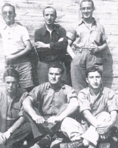 Un grupo de integrantes del batallón de maestros de FETE-UGT, tras la guerra civil, en el campo de refugiados francés de Saint Cyprien.