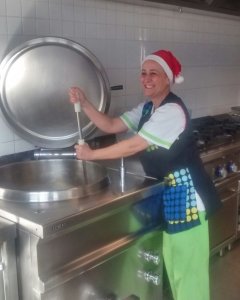 Teresa Torres es cocinera en un colegio de Alicante. En la imagen, este 21 de diciembre, tras conocer la sentencia favorable del TJUE sobre cláusulas suelo