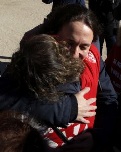 El secretario general de Podemos, Pablo Iglesias, abraza a una trabajadora durante la concentración de trabajadores de Coca-Cola frente al Tribunal Supremo. EFE/Sergio Barrenechea