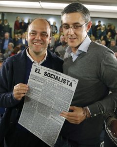 El economista José Carlos Díez junto a Eduardo Madina con el periódico 'El Socialista' / EFE