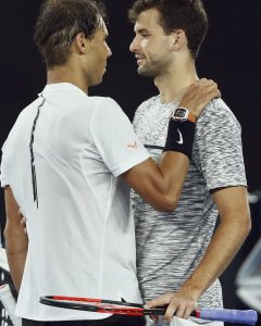 El tenista búlgaro Grigor Dimitrov felicita por su victoria al español Rafael Nadal tras la semifinal del Abierto de Australia.REUTERS/Thomas Peter