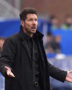 El entrenador del Atlético de Madrid Diego 'Cholo' Simeone, durante el partido de su equipo contra el Alavés en el campo de Mendizorroza. REUTERS/Vincent West