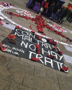 Una pancarta en el suelo reza 'Contra el maltrato no hay trato'.PÚBLICO