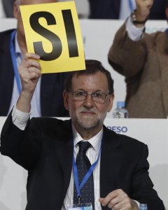 El presidente del Congreso y del PP, Mariano Rajoy, emite su voto para la propuesta de la Mesa del XVIII Congreso nacional del partido que se ha iniciado hoy en la Caja Mágica de Madrid. EFE/Javier Lizón