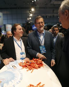 El presidente del Gobierno y líder del PP, Mariano Rajoy, a su llegada a la segunda jornada del XVIII Congreso nacional del partido en la Caja Mágica de Madrid. EFE/Javier Lizón