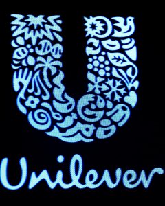 El logo de la compañía anglo-holandesa Unilever en una pantalla de la bolsa de Nueva York (NYSE, según sus siglas en inglés). REUTERS/Brendan McDermid