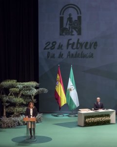 La presidenta andaluza, Susana Díaz, junto al presidente del Parlamento, Juan Pablo Durán, durante su intervención en el acto de entrega de las Medallas de Andalucía con motivo de la conmemoración del día de la comunidad andaluza, en el Teatro de la Maest