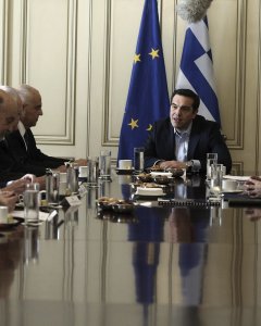 El primer ministro de Grecia, Alexis Tsipras.en una reunión con  la Asociación de la Banca Helena, en la sede de Gobierno, la Masión Maximos, en Atenas (Grecia), el día en que se retoman las negociaciones para la segunda revisión del programa de reformas