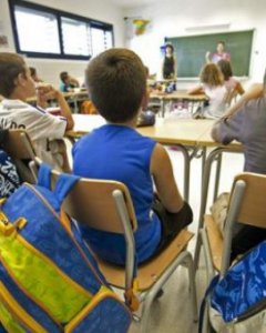 Varios niños en un aula de un colegio.