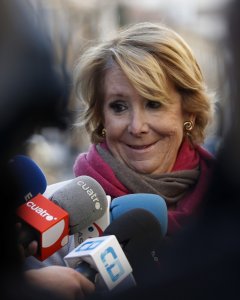 La portavoz del PP en el Ayuntamiento de Madrid, Esperanza Aguirre, contesta a las preguntas de los periodistas durante la visita que realizó a las obras del carril bici en una calle de Madrid.EFE/Javier Lizón