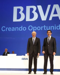 El presidente del BBVA, Francisco González, junto al consejero delegado, Carlos Torres al inicio de la junta de accionistas en banco en Bilbao. EFE/LUIS TEJIDO