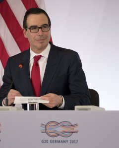 El secretario del Tesoro de EEUU, Steven Mnuchin, en la rueda de prensa al final de la cumbre de ministros del G-20 en Baden Baden (Alemania). EFE/EPA/RONALD WITTEK