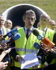 El ministro de Fomento, Íñigo de la Serna, realiza declaraciones a la prensa durante la visita las obras de construcción de la plataforma de la Línea de Alta Velocidad (LAV) Madrid-Galicia. EFE/Antonio Cortés