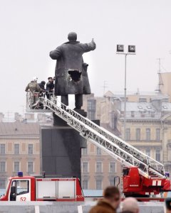 Agujero en la estatua de Lenin tras el atentado en 2009. - AFP