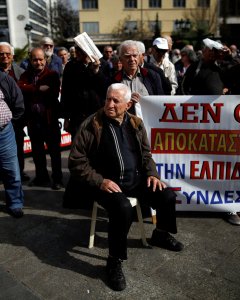 Los pensionistas griegos participan en una manifestación en contra de los recortes planeados en Atenas, Grecia 4 de abril de 2017. REUTERS / Alkis Konstantinidis
