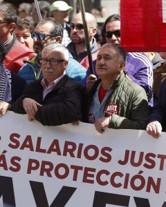 Los líderes de CCOO y UGT, Ignacio Fernandez Toxo y Pepe Álvarez, en la cabeza de la manifestación del Primero de Mayo en Madrid. EFE/Paco Campos