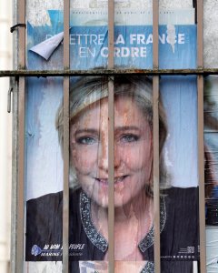 Cartel de campaña de Le Pen. REUTERS/Regis Duvignau