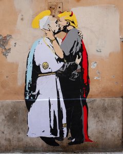 Beso entre el papa Francisco y Trump. Mural en una calle de Roma. - REUTERS