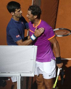 Rafael Nadal saluda al serbio Novak Djokovic tras vencerle en el partido de semifinales del Mutua Madrid Open en la Caja Mágica de Madrid. EFE/Kiko Huesca