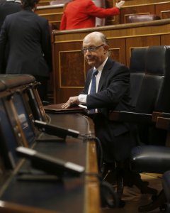 El ministro de Hacienda, Cristobal Montoro, momentos antes del incio de la sesión de control al Gobierno en el Congreso de los Diputados. EFE/Javier Lizón