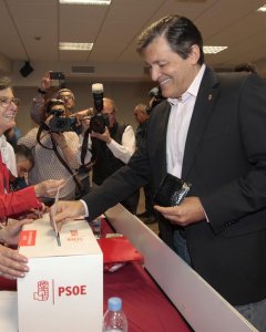 El presidente de la gestora, Javier Fernández, a la hora de votar / EFE