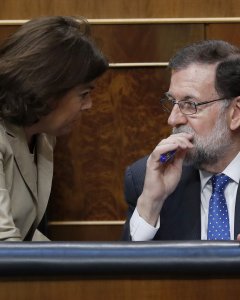 El presidente del Gobierno, Mariano Rajoy, conversa con la vicepresidenta del Gobierno, Soraya Saézn de Santamaría, durante la última jornada de debate y votación en el Congreso de los Presupuestos Generales del Estado de 2017. EFE/Chema Moya