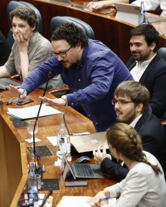 El diputado de Podemos Jacinto Morano interviene en el Pleno de la Asamblea de Madrid que debate y vota la moción de censura presentada por su partido contra la presidenta regional, Cristina Cifuentes. EFE/Mariscal