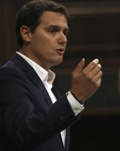 El líder de Ciudadanos, Albert Rivera, durante su intervención en la segunda jornada del debate de la moción de censura de Unidos Podemos contra el Gobierno de Mariano Rajoy. EFE/Sergio Barrenechea