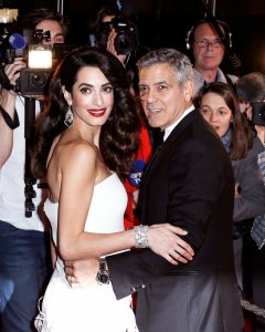 El actor George Clooney posa con su esposa Amal a la llegada de la gala de entrega de los premios Cesar, en París, el pasado febrero. REUTERS/Gonzalo Fuentes
