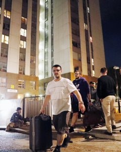 Los residentes del complejo de edificios Chalcots Estate, en el barrio londinense de Camden, son evacuado por temor a la seguridad contra incendios. EFE/EPA/TOLGA AKMEN