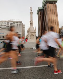 Decenas de participantes al inicio de la Carrera por la Diversidad, prueba organizada por primera vez con motivo de la celebración del World Pride en Madrid. EFE/Ángel Díaz