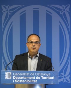 El conseller de Presidencia Jordi Turull, atiende a los medios de comunicación tras la reunión del gabinete de crisis para analizar las medidas a adoptar ante la huelga indefinida convocada en el Aeropuerto de El Prat por los trabajadores de Eulen. EFE/Qu