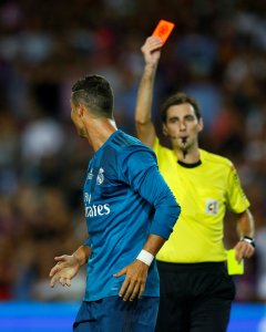 El arbitro Ricardo de Burgos Bengoetxea muestra la tarjeta roja al jugador portugués del Real Madrid Cristiano Ronaldo en el partido de ida de la Supercopa de España en el Nou Camp. REUTERS/Juan Medina