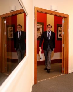 El presidente del Gobierno, Mariano Rajoy, a su llegada a la rueda de prensa que ha ofrecido tras la reunión del Consejo de Ministros, en el Palacio de la Moncloa.  REUTERS/Sergio Perez