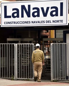 Un trabajador entra en las instalaciones del astillero La Naval de Sestao. EFE/Miguel Toña