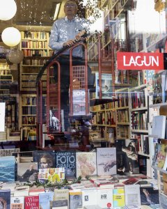 Ignacio Latierro, fundador de la librería 'Lagun', de San Sebastián, junto con María Teresa Castells, que el pasado 11 de septiembre falleció a los 82 años. EFE/Javier Etxezarreta.