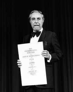 Fernando Rey, recogiendo el premio a la mejor interpretación masculina del Festival de Cannes de 1977, por la película 'Elisa, mon Amour', de Carlos Saura. AFP