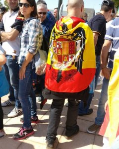 Un grupo de ultras, con banderas de España, increpan a los miembros de Unidos Podemos a las puertas de su asamblea en Zaragoza