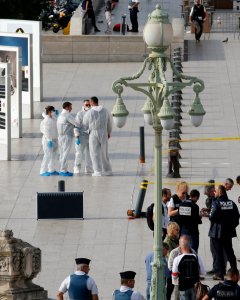 La Policía Científica realiza labores de investigación después de que soldados franceses abatieran a un hombre que atacó a dos mujeres con un cuchillo en Marsella./REUTERS