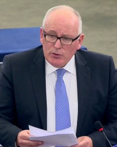 El vicepresidente primero de la Comisión Europea, Frans Timmermans, durante su intervención en el debate del Parlamento Europeo en Estrasburgo sobre Catalunya. REUTERS