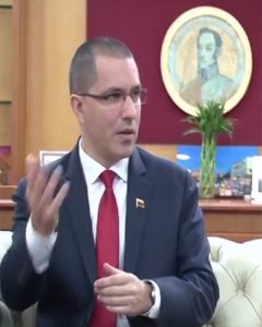 Arreaza, en un momento de la entrevista en su despacho. NODAL