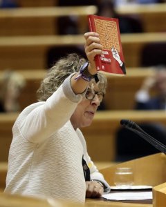 La portavoz de ERC en el Senado, Mirella Cortés, muestra un ejemplar del libro 'Cataluña para españoles', durante su intervención. EFE/ J.J. Guillén