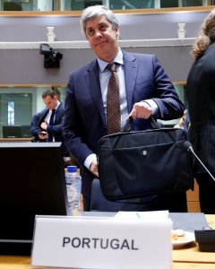 El ministro de Finanzas portugués, Mário Centeno, en la reunión del Eurogrupo en Bruselas. REUTERS/Francois Lenoir