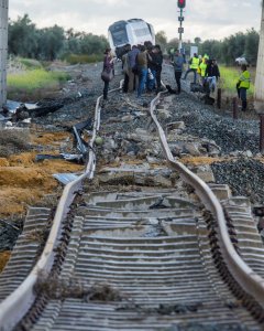 Estado en el que ha quedado la vía de ferrocarril tras pasar el tren de pasajeros de la línea Málaga-Sevilla y descarrilar esta mañana a su paso por la localidad de Arahal (Sevilla), con un total de 27 personas que han resultado heridas, dos de ellas de c