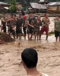 Un grupo de personas después de ser rescatadas por las lluvias de Filipinas./REUTERS