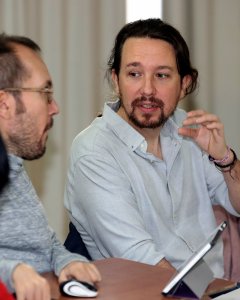 El secretario general de Podemos, Pablo Iglesias, y el secretario de Organización del partido, Pablo Echenique, durante el Consejo Ciudadano de la formación moradae esta mañana para fijar objetivos de cara al curso político. EFE/ J.J.Guillen