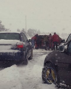 Fotografía facilitada por un conductor retenido en la A-6 en sentido Madrid, que muestra a los miembros de la Unidad Militar de Emergencias (UME) trabajando para liberar a los ocupantes de los vehículos atrapados. EFE