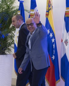 El ministro venezolano de Comunicación y Cultura, Jorge Rodríguez, saluda tras la reunión entre representantes del gobierno y la oposición de Venezuela en Santo Domingo. EFE/Orlando Barría
